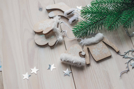 木制圣诞装饰圣诞手套，帽子，毛衣和袜子的白色木制背景与圣诞树空间文本