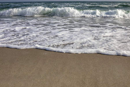 海浪在海边的热带沙滩上