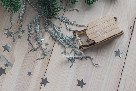 圣诞老人雪橇在白色的木制背景上，圣诞树上有文字空间
