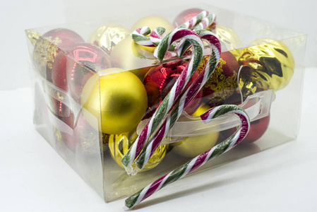 有装饰圣诞球和糖果棒的盒子