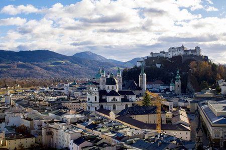 城市全景和中世纪castle.Salzburg.Austria..