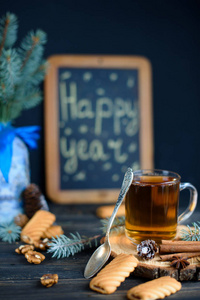 新年假期。 透明玻璃杯里的香茶。 圣诞新年和云杉
