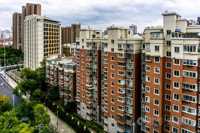 上海多层高层公寓楼,多云,雨天背景