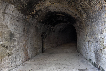地下酒窖里的旧废弃隧道。 进入乌克兰敖德萨的地下墓穴。 作为舞台黑暗设计的创作背景