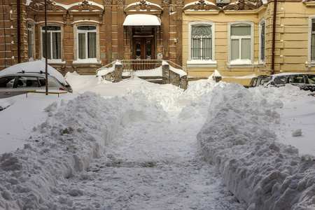 乌克兰敖德萨2014年12月29日自然灾害，大雪使城市瘫痪。 科拉普斯。 雪覆盖了2014年12月29日在乌克兰敖德萨的欧洲气