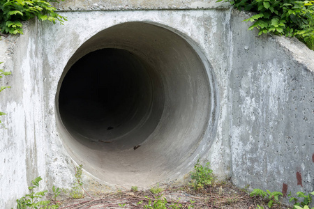 烟花带通道大型隧道水泥管作为污水雨水通道. 黑暗的洞穴隧道.