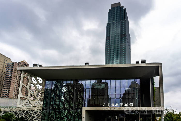 上海自然历史博物馆正面景观多云雨天背景摩天大楼