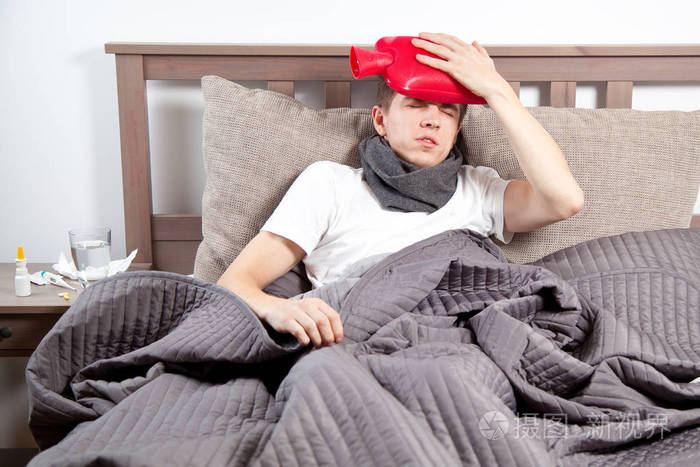 躺在床上咳嗽的男人感觉不好