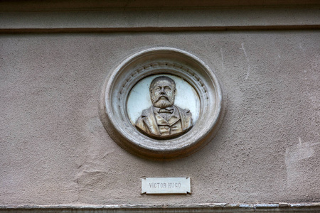 s face, women in basrelief of an old building