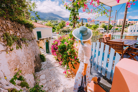 生活方式让人们在暑假里闭门造车时髦女孩享受假期和约旦之旅