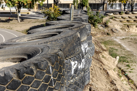 在封闭轨道车上为观众设置安全围栏的旧轮胎处置堆照片