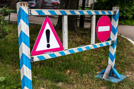 禁止阻塞木栏杆围栏和路标警告和旅行。 道路关闭。 禁止交通标志阻塞道路运输