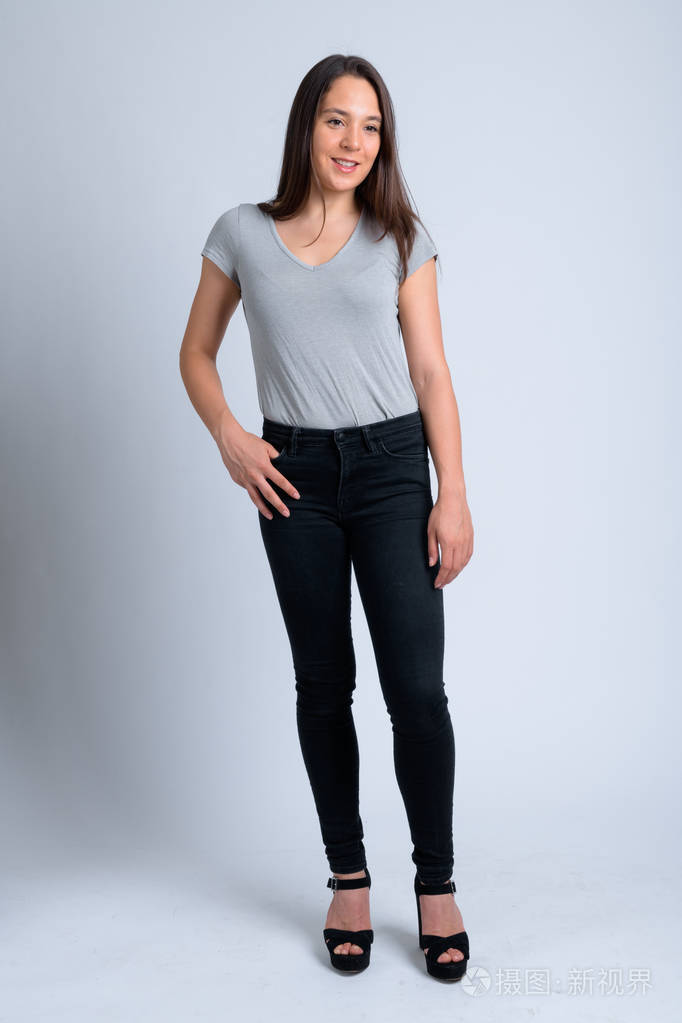 年轻快乐多民族妇女微笑的全身镜头照片-正版商用图片15mxpt-摄图新