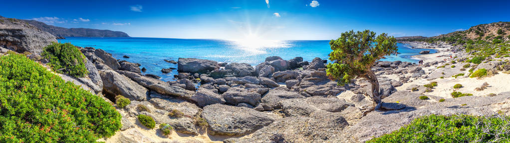 凯德罗达斯海滩附近的埃拉丰尼西海滩在克里特岛与蔚蓝清澈的水希腊欧洲。 克里特岛是希腊最大人口最多的岛屿。