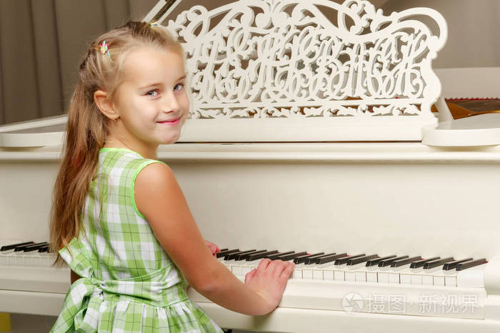 女孩在白色大钢琴