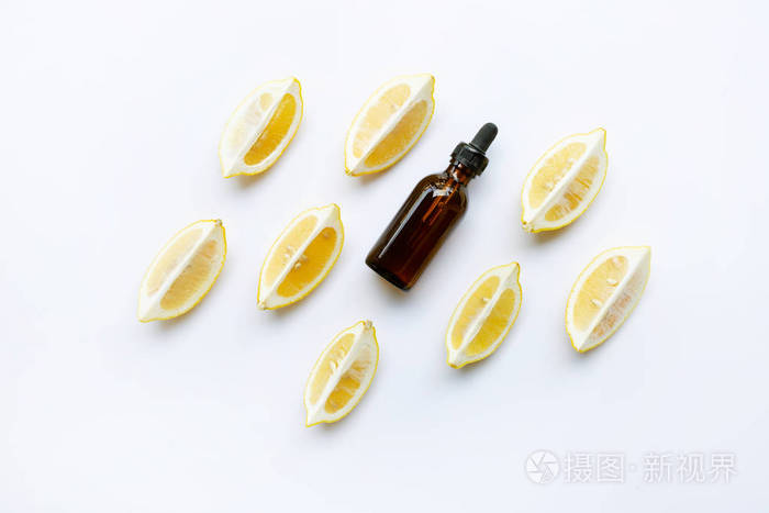 一瓶白色背景柠檬精油