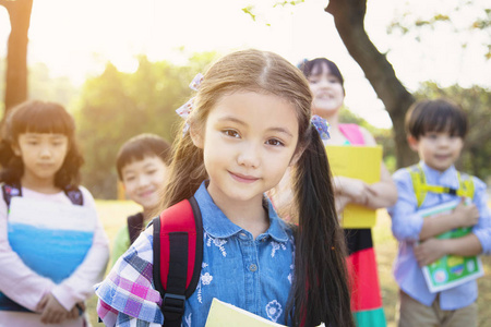 公园内多民族学童的幸福群体