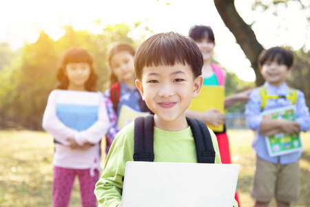 公园内多民族学童的幸福群体