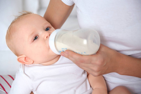 可爱的妈妈用奶瓶喂宝宝，特写