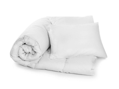 白色背景的干净毯子和枕头