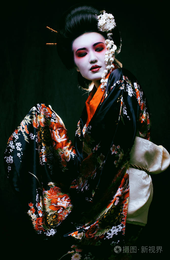 在黑色和服的艺妓