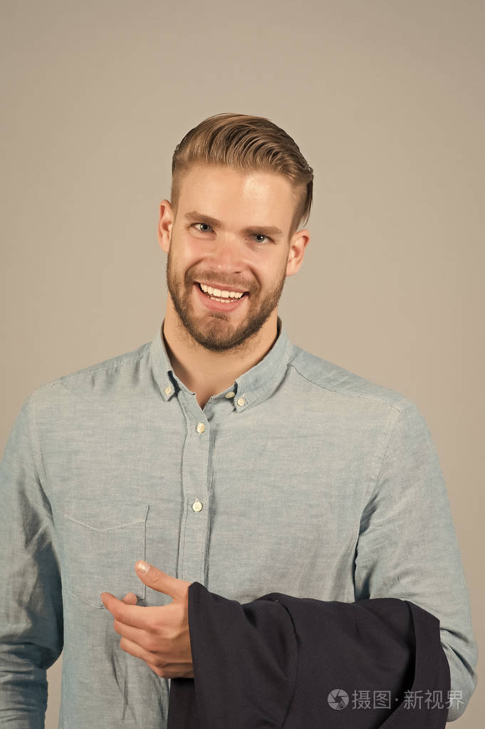 男人微笑着带着大胡子的脸和金色的头发, 理发.