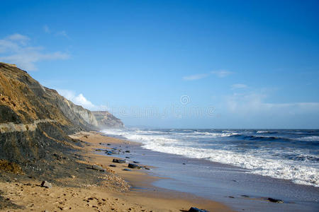 查茅斯海滩波涛汹涌的大海和金冠多塞特英格兰