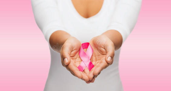 手拿粉红色乳腺癌宣传丝带