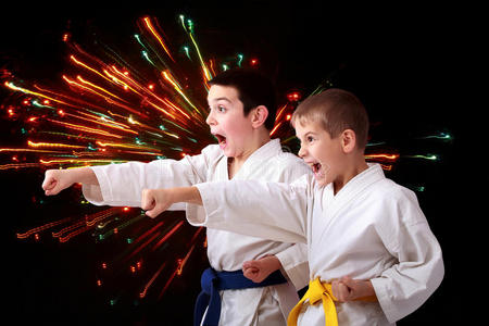 力量冲击在黑色背景上,闪烁着五颜六色的闪光,运动员们正在击打拳头