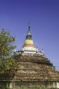 泰国的这座寺庙名叫wat ratchaburana，phitsanulok