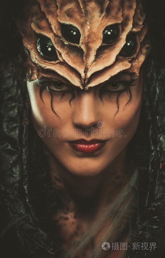 有蜘蛛身体艺术的女人