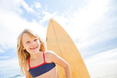 快乐的小女孩在海滩冲浪图片