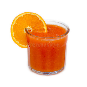 一杯血橙汁和橙汁的玻璃杯