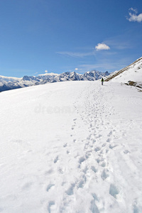 在阿尔卑斯山登山