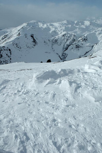 阿尔卑斯山冬季的积雪和山峰