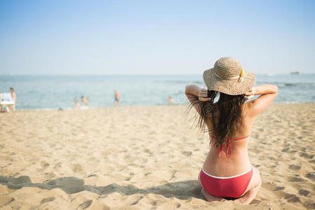 夏日海滩上的女人