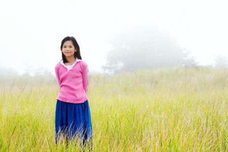 少女静静地站在雾蒙蒙的田野上图片