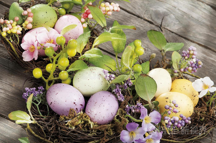 藏在天然草窝里的复活节彩蛋