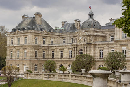 卢森堡花园中的宫殿，巴黎，法国。