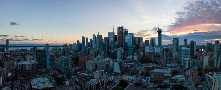 在充满活力的日落期间，加拿大多伦多市中心现代城市景观的空中全景。