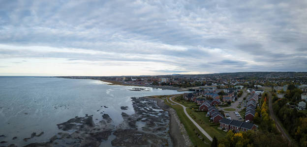 在多云的日落期间，大西洋海岸小镇的空中全景。 摄于加拿大魁北克里穆斯基。