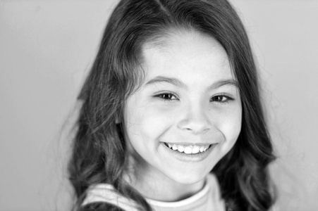 灿烂的微笑.孩子快乐无忧无虑地享受童年.