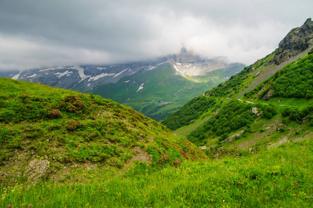 冒险的旅程高山峰陆地景观背景. 荣福鲁伯尼斯高地.