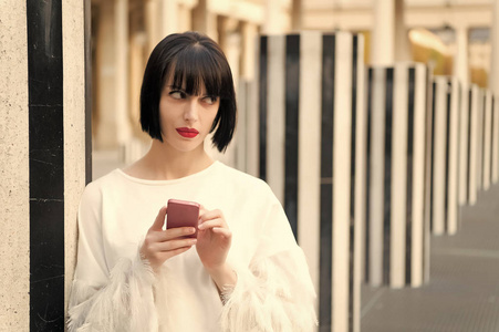 法国巴黎女孩使用手机