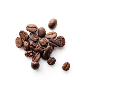 咖啡豆分离在白色背景上。