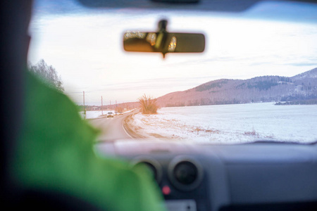 冬天开车的人正在危险的结冰的路上开车