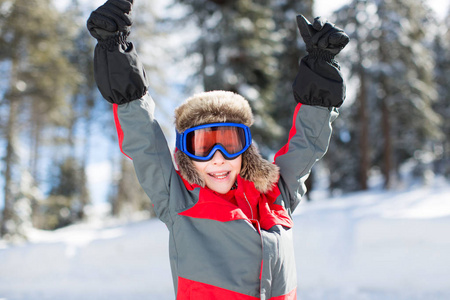 兴奋的微笑男孩在滑雪护目镜准备雪橇享受冬季乐趣活动