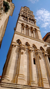 圣多米斯大教堂的钟楼在分裂的克罗地亚。 大理石古罗马建筑在市中心市中心的分裂视图从下面。