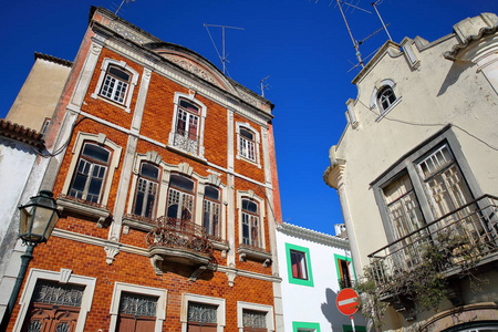 葡萄牙莫奇克阿尔加维老城内有锻铁栏杆阳台的彩色正面