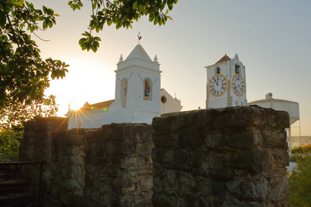 圣玛丽亚多卡斯特洛教堂从城堡的城墙看日落太阳星塔维拉阿尔加维葡萄牙